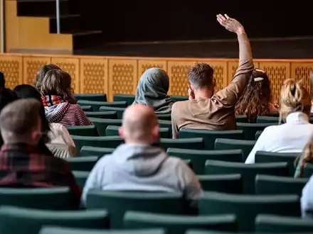  Immer weniger Studierende entscheiden sich für ein Studium der Geisteswissenschaften. (Symbolfoto) - Foto: Britta Pedersen/dpa-Zentralbild/dpa