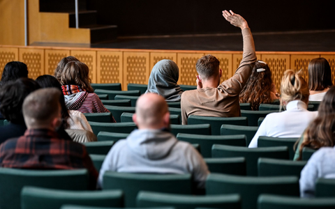  Immer weniger Studierende entscheiden sich für ein Studium der Geisteswissenschaften. (Symbolfoto) - Foto: Britta Pedersen/dpa-Zentralbild/dpa