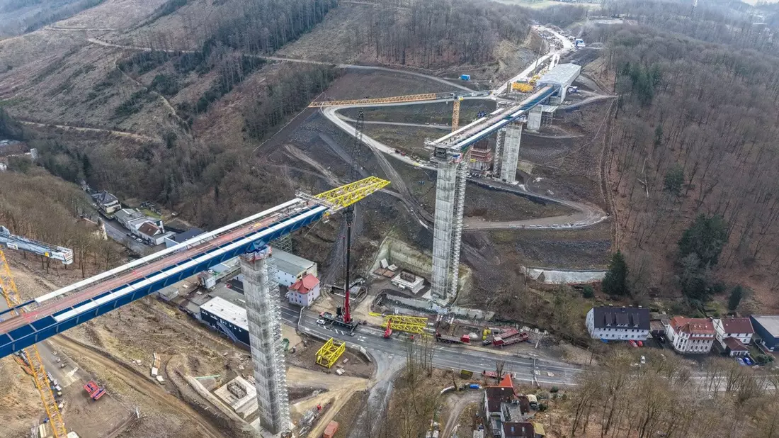 Bundesverkehrsminister Patrick Schnieder (CDU) kündigte an, dass es künftig mehr Baustellen geben werde, um die Verkehrsinfrastruktur auszubessern.  - Bild: Alex Talash/dpa