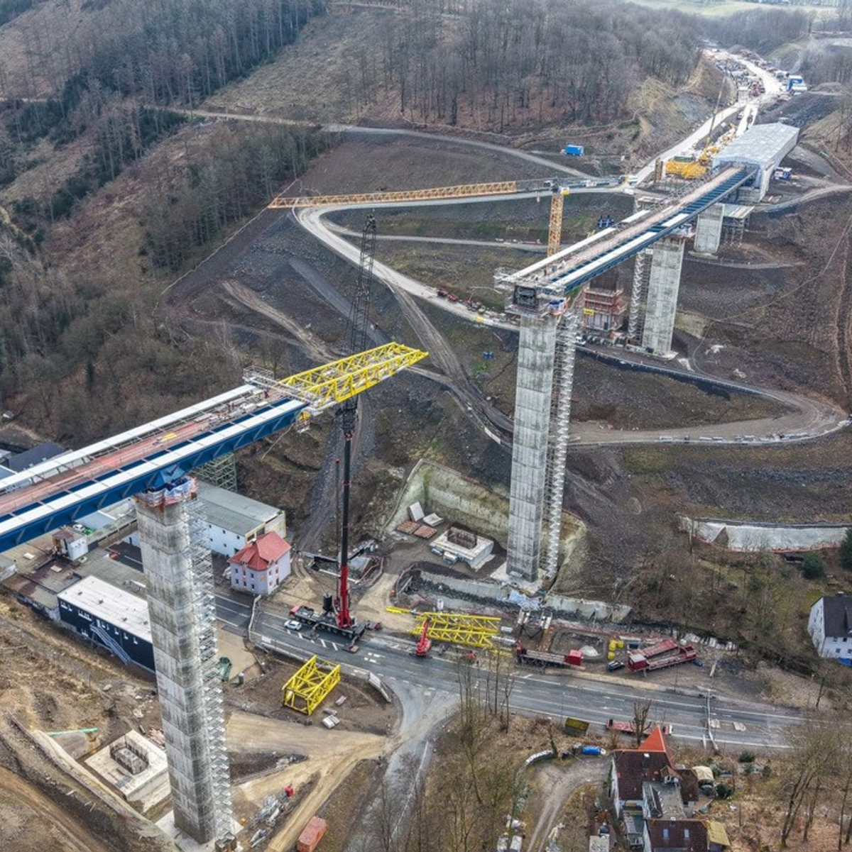 Bundesverkehrsminister Patrick Schnieder (CDU) kündigte an, dass es künftig mehr Baustellen geben werde, um die Verkehrsinfrastruktur auszubessern.  - Foto: Alex Talash/dpa