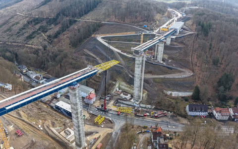 Die Planung und Wiedererrichtung von Brücken sollen schneller gehen als bisher. - Foto: Alex Talash/dpa