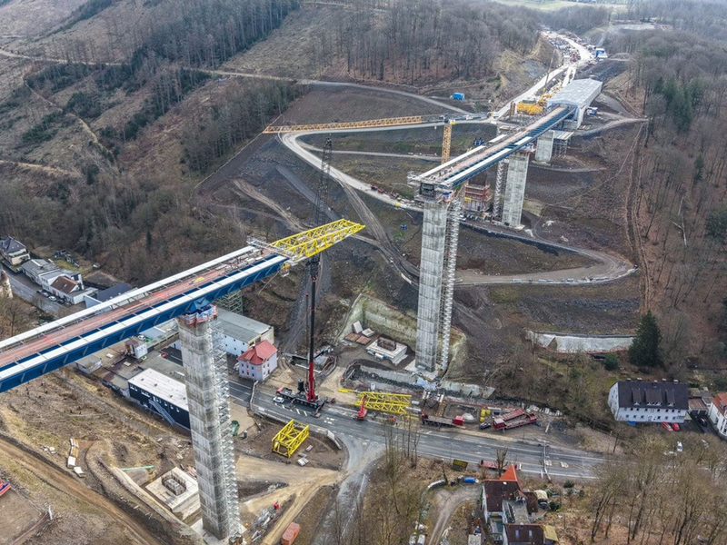 Bundesverkehrsminister Patrick Schnieder (CDU) kündigte an, dass es künftig mehr Baustellen geben werde, um die Verkehrsinfrastruktur auszubessern.  - Foto: Alex Talash/dpa
