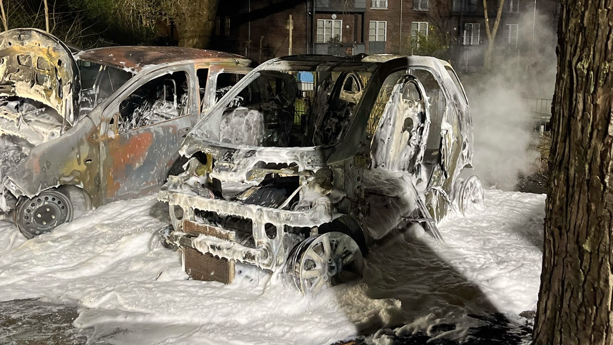 POL-DU: Obermarxloh: Autos brennen auf Garagenhof - Zeugensuche - Foto: presseportal.de