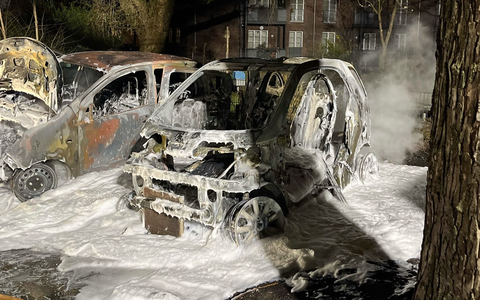 POL-DU: Obermarxloh: Autos brennen auf Garagenhof - Zeugensuche - Foto: presseportal.de