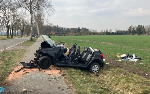 POL-ROW: ++ Auto prallt gegen Baum - 63-jährige Fahrerin schwer verletzt ++ Mit 40-Tonner in Schlangenlinien - 2,3 Promille ++ Polizei stoppt Alkoholfahrt - 0,68 Promille ++ - Foto: presseportal.de