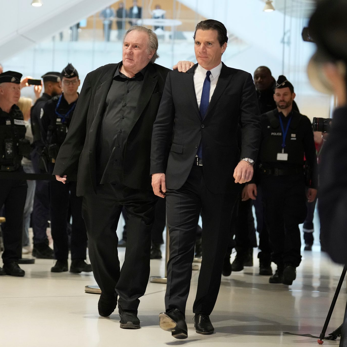 Eine Ausstatterin und eine Regieassistentin warfen Depardieu vor, sie unsittlich berührt zu haben. (Archivbild) - Foto: Aurelien Morissard/AP/dpa