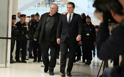 Ardant sagt, sie habe keine belästigende Geste gesehen. - Foto: Aurelien Morissard/AP/dpa