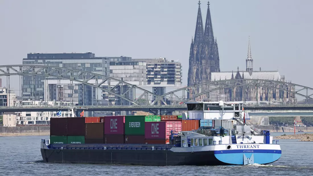 Die deutsche Binnenschifffahrt transportiert etwas mehr Güter, bleibt aber auf niedrigem Niveau (Archivbild) - Bild: Oliver Berg/dpa
