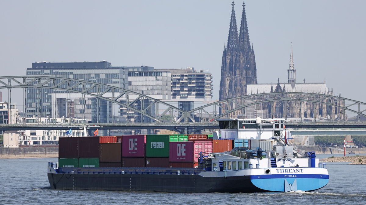 Die deutsche Binnenschifffahrt transportiert etwas mehr Güter, bleibt aber auf niedrigem Niveau (Archivbild) - Foto: Oliver Berg/dpa