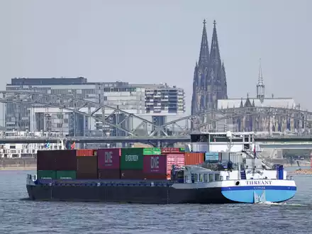 Die deutsche Binnenschifffahrt transportiert etwas mehr Güter, bleibt aber auf niedrigem Niveau (Archivbild) - Foto: Oliver Berg/dpa
