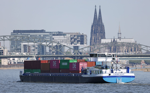 Die deutsche Binnenschifffahrt transportiert etwas mehr Güter, bleibt aber auf niedrigem Niveau (Archivbild) - Foto: Oliver Berg/dpa