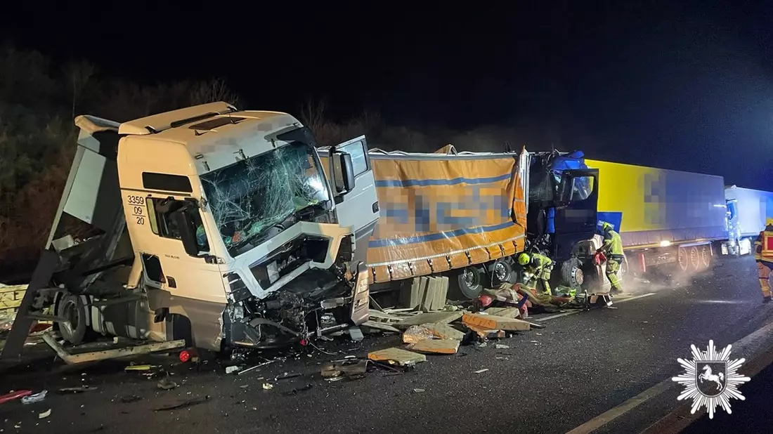 POL-GÖ: (104/2025) Unfall mit vier beteiligten Sattelzügen - A7 zwischen Göttingen-Nord und Göttingen in Fahrtrichtung Süden aktuell nur einspurig befahrbar - Bild: presseportal.de
