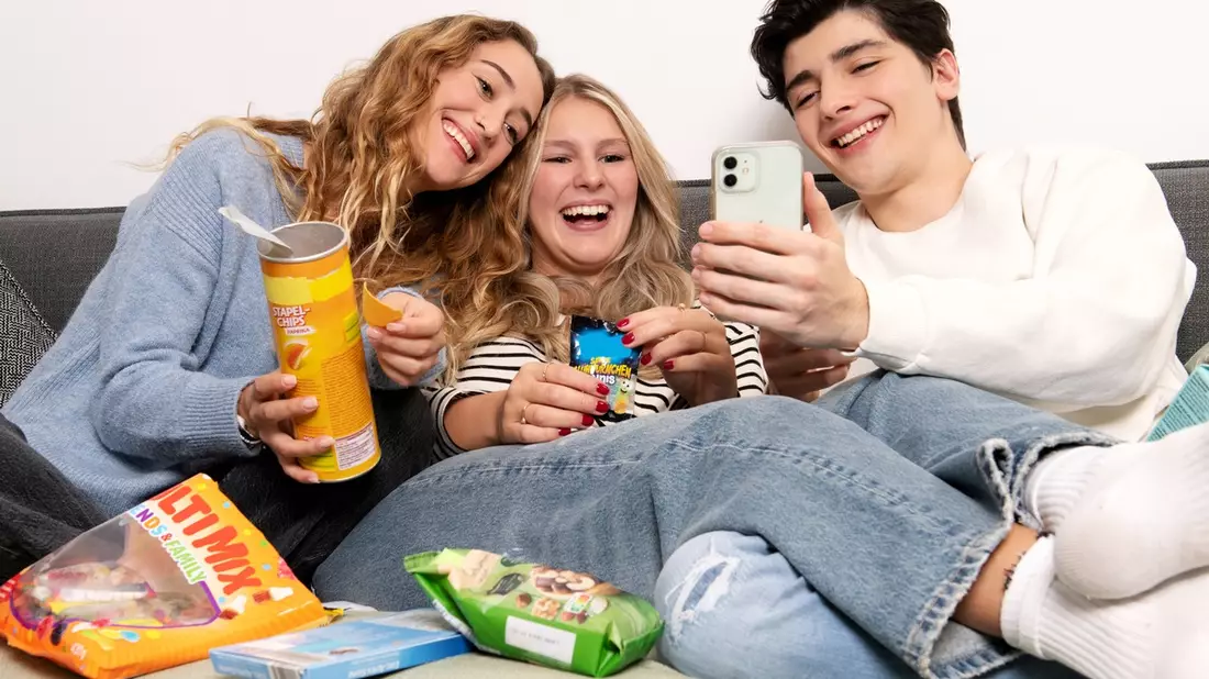 Trennen - aber gechillt! / Recyclingtipps: Gebrauchte Snackverpackungen richtig trennen - Bild: presseportal.de