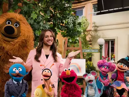 NDR dreht neue Folgen für die Sesamstraße: Ernie, Bert und Co. treffen auf Riccardo Simonetti und Siegfried & Joy - Foto: presseportal.de
