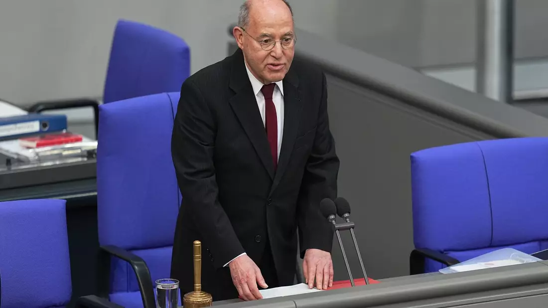 Alterspräsident Gysi leitet die Sitzung bis zur Wahl der neuen Bundestagspräsidentin. - Bild: Michael Kappeler/dpa