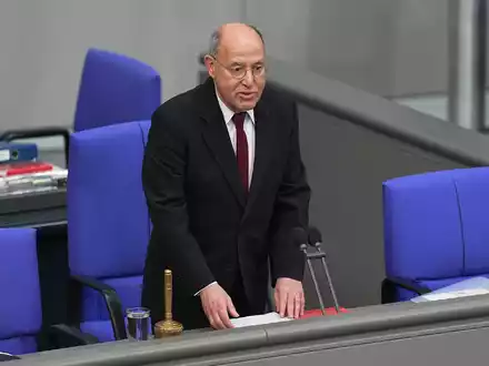Alterspräsident Gysi eröffnet die konstituierende Sitzung des Bundestages. - Foto: Michael Kappeler/dpa