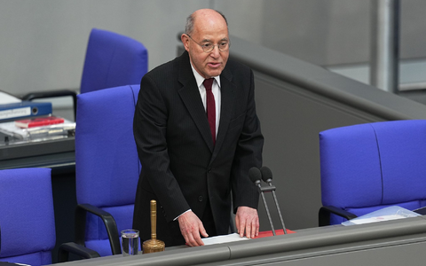 Seinen ersten Truppenbesuch macht der neue Kanzler zusammen mit seinem Verteidigungsminister. - Foto: Michael Kappeler/dpa Seinen ersten Truppenbesuch macht der neue Kanzler zusammen mit seinem Verteidigungsminister. - Foto: Michael Kappeler/dpa