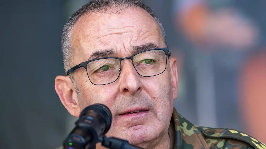 Dass der Generalinspekteur der Bundeswehr, General Carsten Breuer, bei einer Sicherheitstagung von Verfassungsschutz und Wirtschaftsvertretern spricht, zeigt, dass innere und äußere Sicherheit heute nicht mehr getrennt betrachtet werden. (Archivfoto) - Bild: Frank Hammerschmidt/dpa