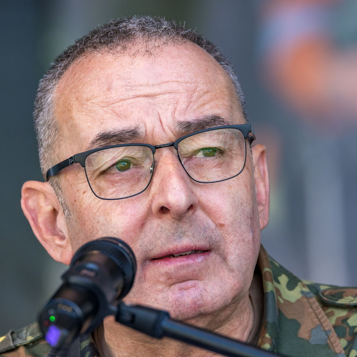 Dass der Generalinspekteur der Bundeswehr, General Carsten Breuer, bei einer Sicherheitstagung von Verfassungsschutz und Wirtschaftsvertretern spricht, zeigt, dass innere und äußere Sicherheit heute nicht mehr getrennt betrachtet werden. (Archivfoto) - Foto: Frank Hammerschmidt/dpa