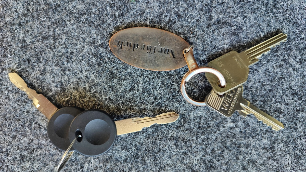 POL-HL: Polizeidirektion Lübeck / Polizei stellt Gegenstände sicher - Eigentümer gesucht - Foto: presseportal.de