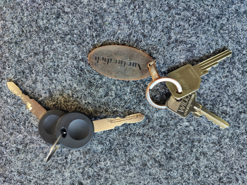 POL-HL: Polizeidirektion Lübeck / Polizei stellt Gegenstände sicher - Eigentümer gesucht - Foto: presseportal.de