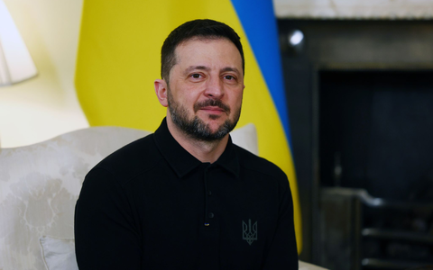 Der ukrainische Präsident Wolodymyr Selenskyj hat Moskaus Kritik auf sich gezogen, weil er sich vor einem Bild mit einem brennenden Kreml fotografieren ließ. (Archivbild) - Foto: Peter Nicholls/PA Wire/dpa