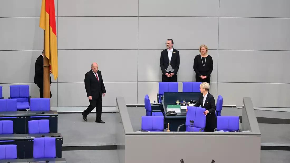 Zuerst eröffnete Alterspräsident Gysi die Sitzung. - Bild: Sebastian Christoph Gollnow/dpa