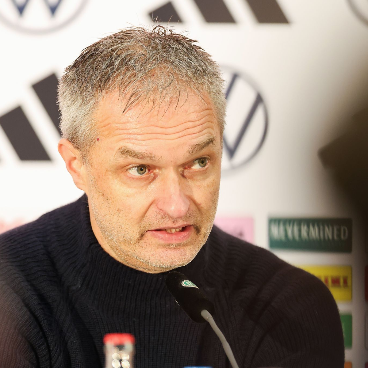 Bundestrainer Christian Wück gibt das Aufgebot für die Schottland-Spiele bekannt. - Foto: Daniel Löb/dpa