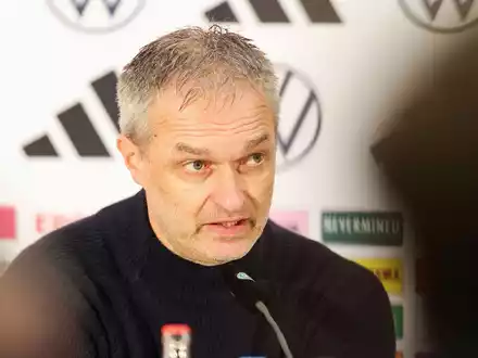 Bundestrainer Christian Wück gibt das Aufgebot für die Schottland-Spiele bekannt  - Foto: Daniel Löb/dpa
