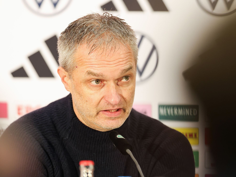 Bundestrainer Christian Wück gibt das Aufgebot für die Schottland-Spiele bekannt - Foto: Daniel Löb/dpa