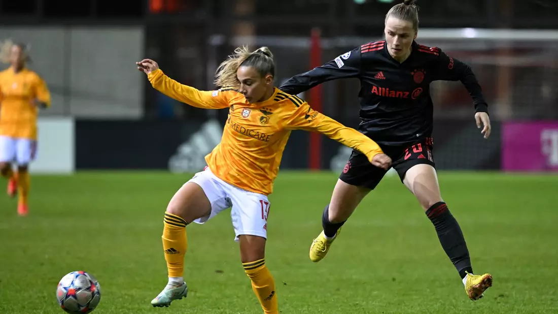 Erstmals im DFB-Aufgebot: Bayern-Stürmerin Franziska Kett (r). - Bild: Sven Hoppe/dpa