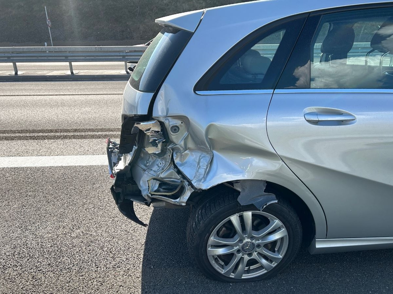 POL-PDLD: B10/LD-Godramstein - Verkehrsbehinderung durch Auffahrunfall - Foto: presseportal.de
