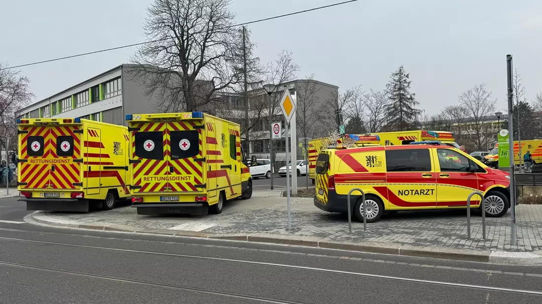 FW Dresden: ABC-Einsatz in einem Beruflichen Schulzentrum - Bild: presseportal.de