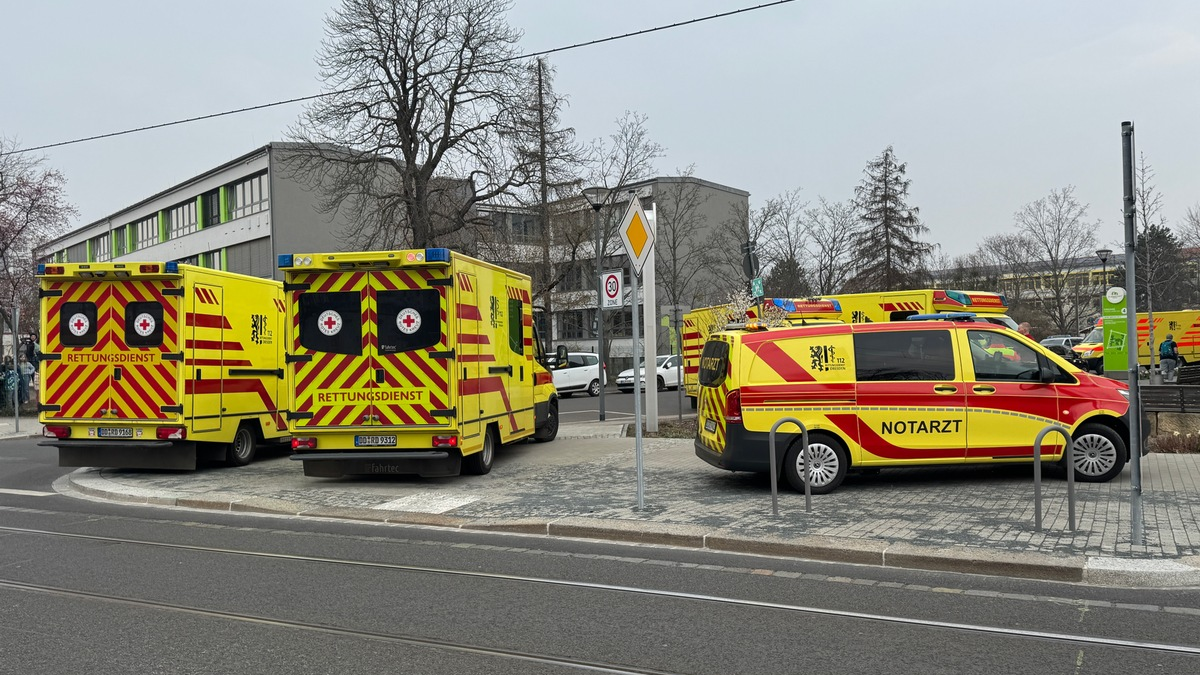 FW Dresden: ABC-Einsatz in einem Beruflichen Schulzentrum - Foto: presseportal.de