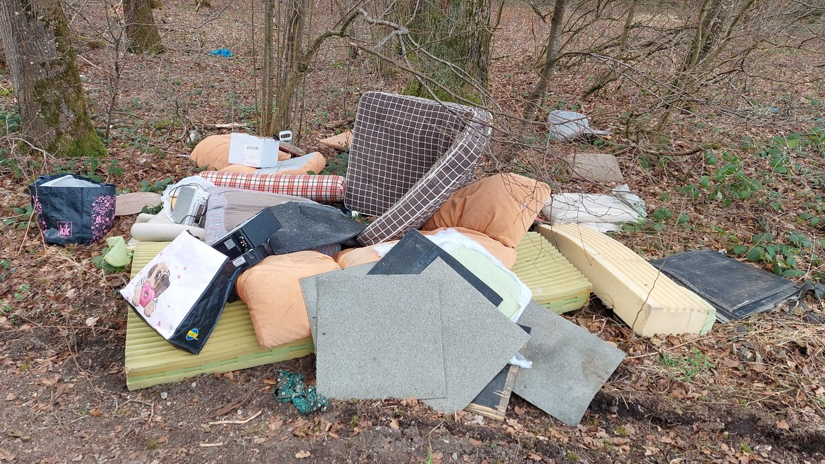 POL-UL: (BC) Attenweiler - Unerlaubte Müllentsorgung im Wald / Ein Zeuge fand am Montag illegal entsorgten Haus- und Sperrmüll bei Attenweiler. - Foto: presseportal.de