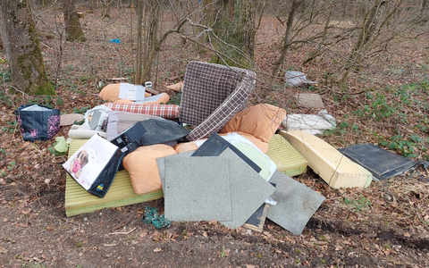 POL-UL: (BC) Attenweiler - Unerlaubte Müllentsorgung im Wald / Ein Zeuge fand am Montag illegal entsorgten Haus- und Sperrmüll bei Attenweiler. - Foto: presseportal.de
