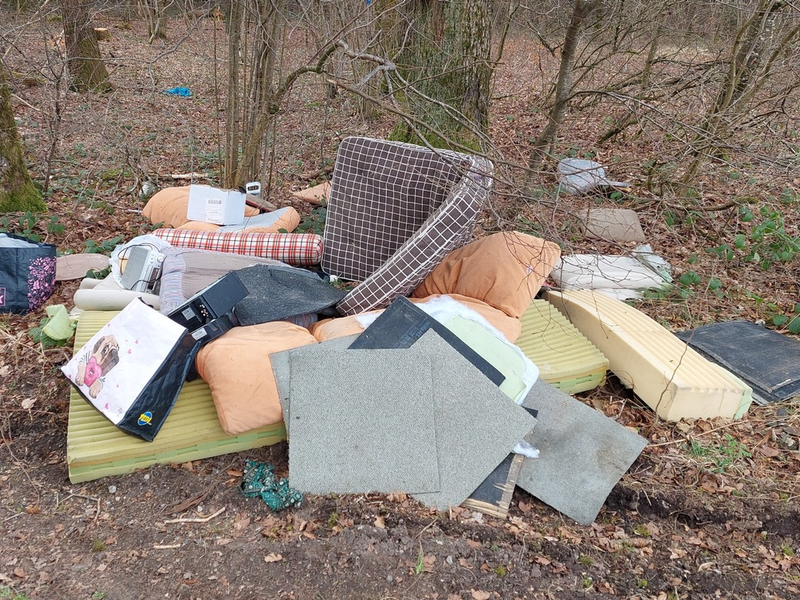 POL-UL: (BC) Attenweiler - Unerlaubte Müllentsorgung im Wald / Ein Zeuge fand am Montag illegal entsorgten Haus- und Sperrmüll bei Attenweiler. - Foto: presseportal.de