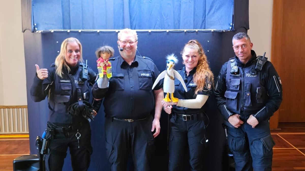 POL-HL: Lübeck - Innenstadt / Polizei-Handpuppenbühne begeistert Kita-Kinder im Rathaus - Foto: presseportal.de