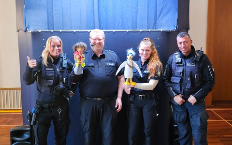 POL-HL: Lübeck - Innenstadt / Polizei-Handpuppenbühne begeistert Kita-Kinder im Rathaus - Foto: presseportal.de