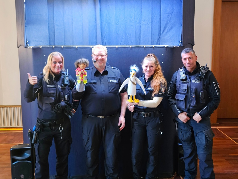 POL-HL: Lübeck - Innenstadt / Polizei-Handpuppenbühne begeistert Kita-Kinder im Rathaus - Foto: presseportal.de