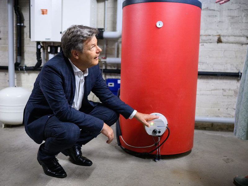 In der Kritik stand Habeck vor allem wegen des Heizungsgesetzes. - Foto: Bernd von Jutrczenka/dpa