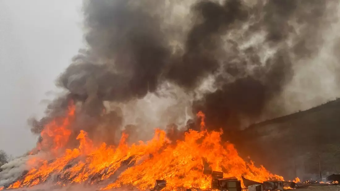 FW Hannover: Feuer auf der Mülldeponie in Hannover-Lahe - Bild: presseportal.de