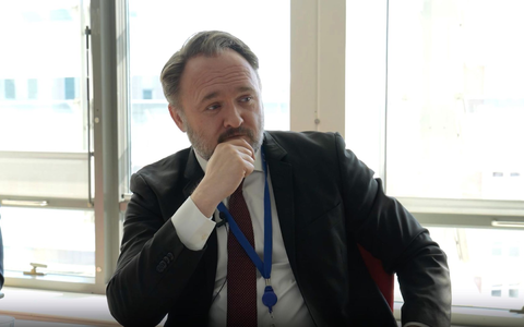 EU-Kommissar Dan Jørgensen macht sich Sorgen über Energie-Abhängigkeiten Europas. (Archivbild) - Foto: Mirko Paradiso/European Newsroom/dpa