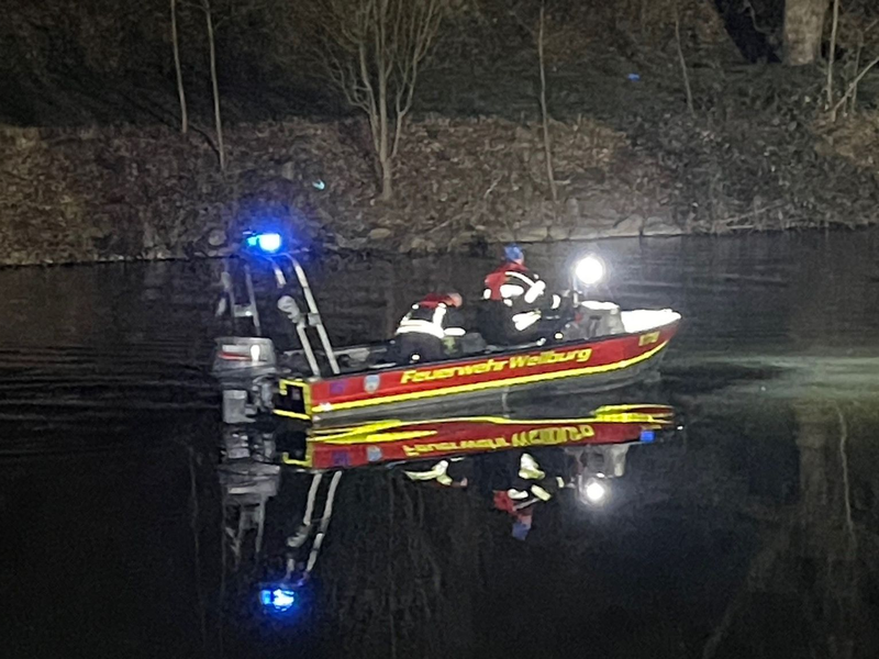 Der Sechsjährige wurde auch nach Einbruch der Dunkelheit weiter gesucht.  - Foto: Mike Seeboth/dpa