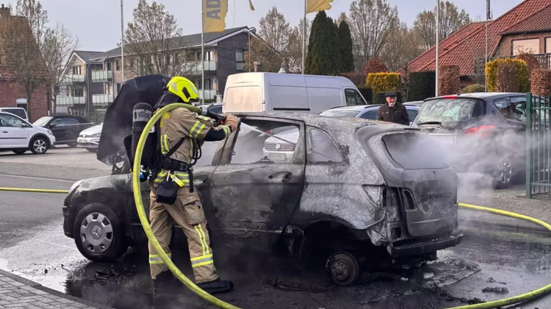 FW Gronau: Brand eines Fahrzeugs in einer Werkstatt und ein arbeitsreicher Tag für die Feuerwehr - Bild: presseportal.de