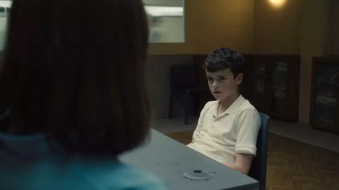 Jamie Miller (Owen Cooper) in der britischen Netflix-Serie «Adolescence» im Gespräch mit der Psychologin Briony Ariston (Erin Doherty).  - Bild: -/Netflix/dpa