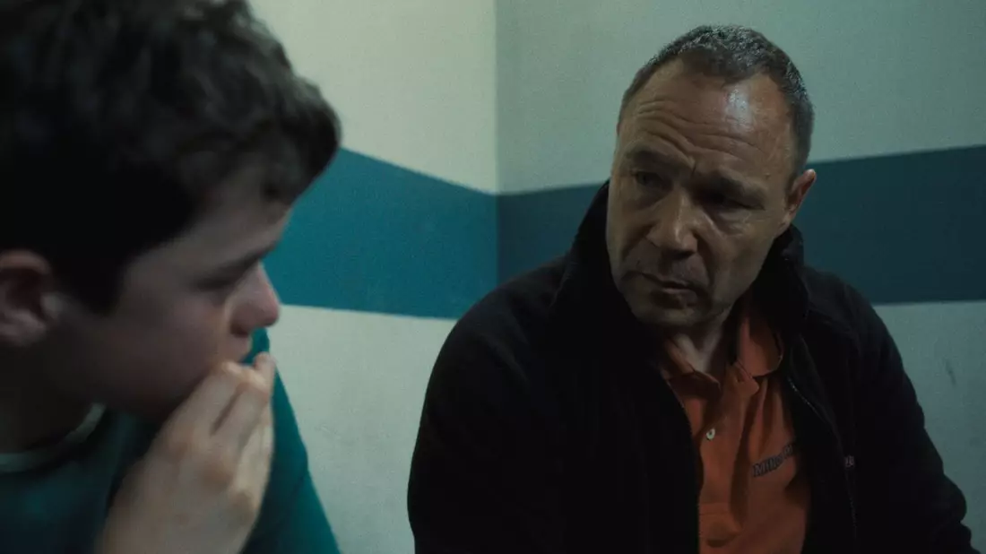 Eddie Miller (Stephen Graham) kann nicht fassen, dass sein Sohn Jamie (Owen Cooper) ein Mädchen umgebracht hat. - Bild: -/Netflix/dpa