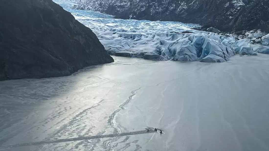 Das Kleinflugzeug stürzte auf einen zugefrorenen See und versank halb im Wasser. - Bild: -/Alaska National Guard via AP/dpa