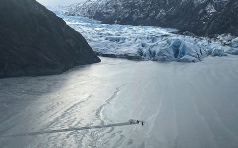 Das Kleinflugzeug stürzte auf einen zugefrorenen See und versank halb im Wasser. - Foto: -/Alaska National Guard via AP/dpa