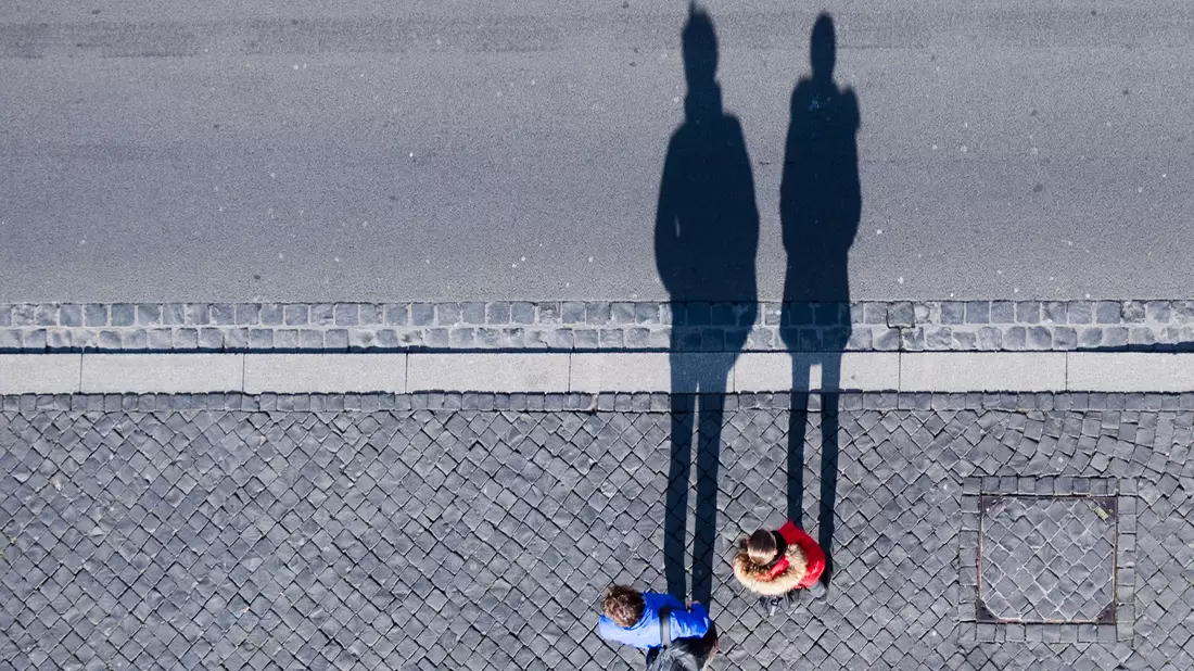 Die Beziehungszufriedenheit sinkt zunächst graduell. (Archivbild) - Bild: Julian Stratenschulte/dpa